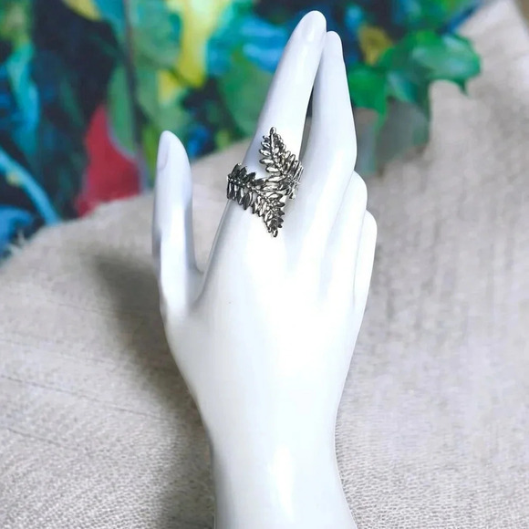 🆕Boho Style Adjustable Olive Leaf Ring 🌿 Antique Silver Finish Fits Sizes 6-9 - Picture 9 of 13